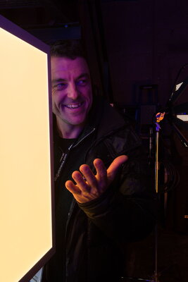 Du rendu d’un panneau LED sur une main de visiteur
 - Photo Romain Mathieu

