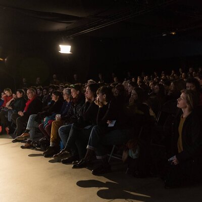Le public attentif au premier rang
 - Photo Ana Lefaux


