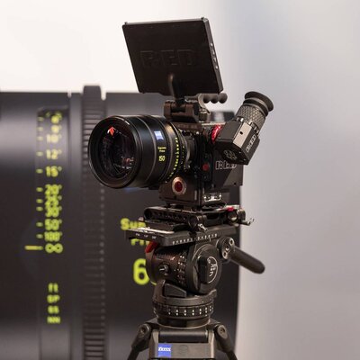 L’optique Zeiss Supreme Prime 150 mm sur une caméra RED
 - Photo Ana Lefaux

