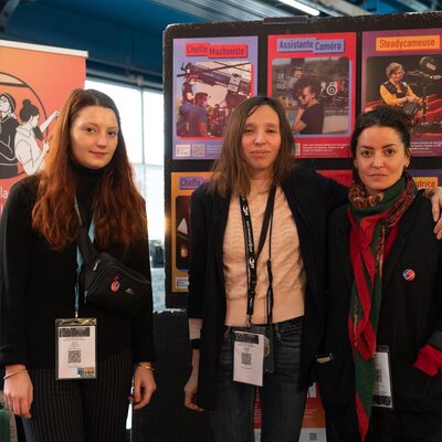 Louise Gholam, Mathilde Cathelin et Noémie Gillot sur le stand 