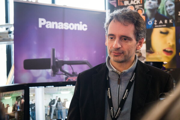 Luc Bara sur le stand Panasonic
 - Photo Romain Mathieu

