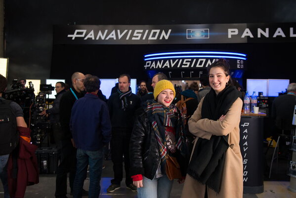 Deux visiteuses, tout sourire, sur le stand Panavision
 - Photo Romain Mathieu

