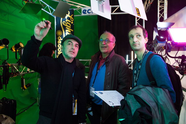 Aleksej Berkovic, Bernard Dal Molin et un visiteur sur le stand Eclalux
 - Photo Romain Mathieu

