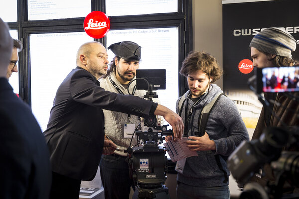 Tommaso Vergallo, au centre à gauche, sur le stand CW Sonderoptic - Leica
 - Photo Joseph Banderet

