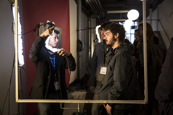Dans le cadre de Rugy Light, Emanuel Rojas et deux visiteurs
 - Photo Joseph Banderet

