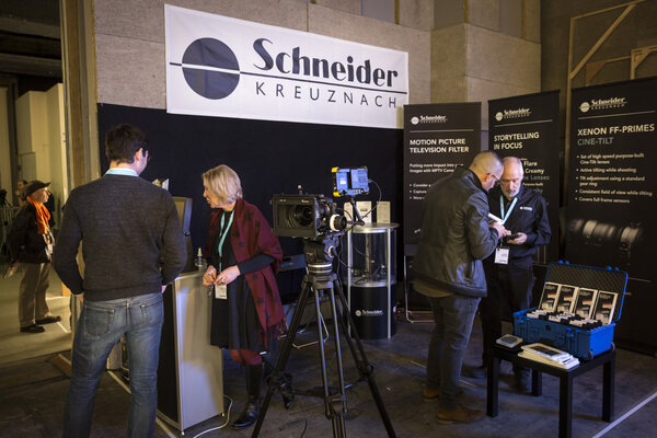 Birgit Rohn, de profil à gauche, et Ira Tiffen, à droite, sur le stand Schneider-Kreuznach
 - Photo Joseph Banderet

