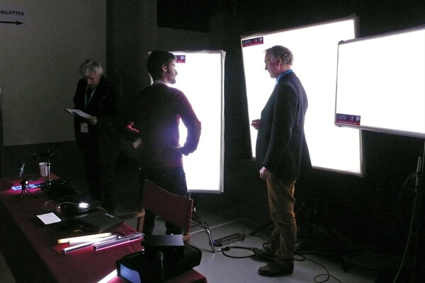 Henrik Moseid, à droite, devant les nouveaux éclairages LED Juliette
 - Photo Eric Vaucher

