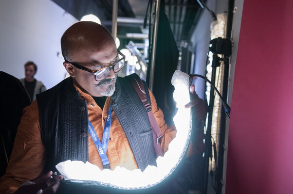 Ravi K. Chandran à la lumière d’un Boa de Ruby Light
 - Photo Christine Mignard

