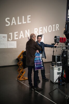 Julien Bernard et un visiteur
 - Photo Pauline Maillet

