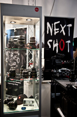 Sur le stand jouxtant Next Shot, une présentation sous vitrine des optiques cinéma Leica
 Photo Pauline Maillet
