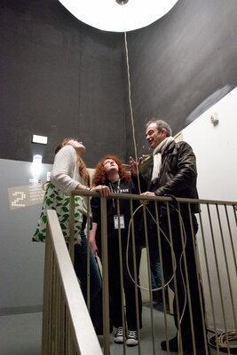 Vincent L. Jeannot et deux visiteuses parlent ballon éclairant dans l’escalier menant au 2e étage
 - Photo Romain Mathieu

