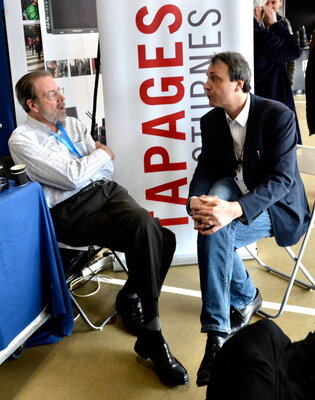 Stéphane Van den Bergh converse avec Olivier Binet
 - Photo Alain Curvelier

