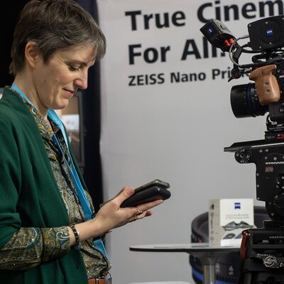 Hélène de Roux sur le stand Zeiss
 - Photo Marc Salomon

