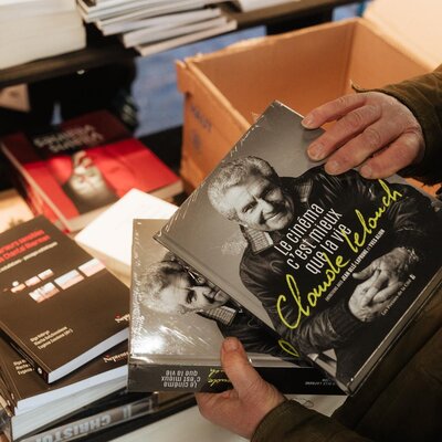 Claude Lelouch parmi les ouvrages de la librairie du stand de l’AFC
 - Photo Katarzyna Średnicka

