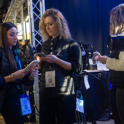 Ludivine Mercuriali, au centre, sur le stand Zebra
 - Photo Marc Salomon

