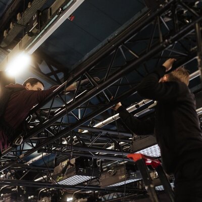 Montage de trilights sur un stand non identifié
 - Photo Katarzyna Średnicka

