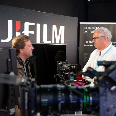 Gilles Ginestet, à droite, sur le stand Fujifilm
 - Photo Pauline Montagne

