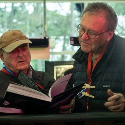 Jean-Claude Larrieu et Dominique Gentil feuillètent l’album de l’AEC
 - Photo Marc Salomon

