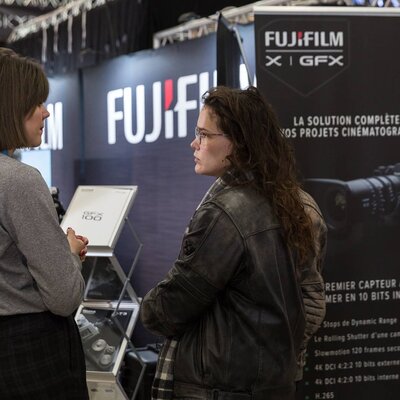 Conversation sur le stand Fujifilm
 - Photo Ana Lefaux

