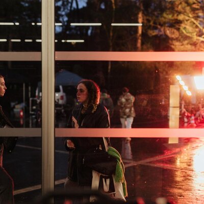 Conversation de visiteuses sur fond d’Esplanade illuminée au soir tombé
 - Photo Katarzyna Średnicka

