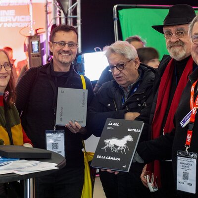 Echange de livres entre Elisabet Prandi et Alain Jean Georges Lefebvre, de l’AEC et Gérard de Battista, Richard Andry, Dominique Gentil, de l’AFC
 - Photo Marc Salomon

