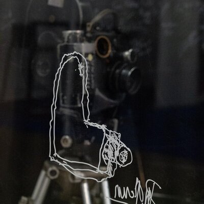 Caméra dessinée sur une vitre par Pierre-William Glenn pour un film de Gilles Porte sur la Venice 2
 - Photo Lola Cacciarella

