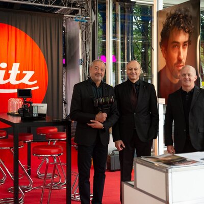 Tommaso Vergallo, Rainer Hercher et Kevan Parker sur le stand Leitz
 - Photo Pauline Montagne

