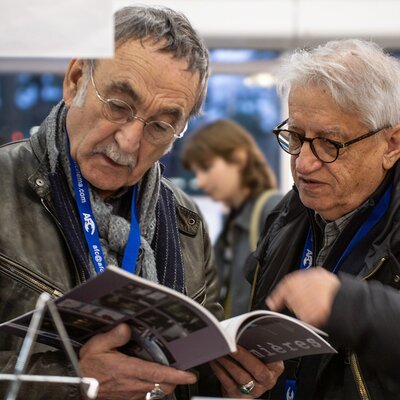 Dominique Brenguier et Gérard de Battista feuillètent un numéro de la revue 