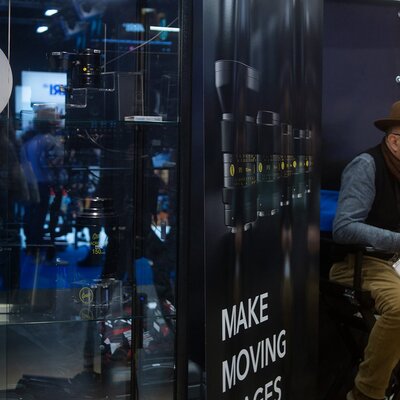 Cooke et Carey Duffy, sur le stand Emit
 - Photo Marc Salomon

