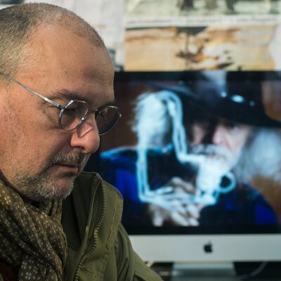 Guillaume Le Grontec sous le regard de Pierre-William Glenn dessinant un Caméflex dans le court métrage de Gilles Porte
 - Photo Marc Salomon

