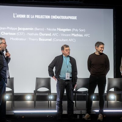 Thierry Beaumel modérant la conférence L’avenir de la projection cinématograpique
 - Photo Katarzyna Średnicka

