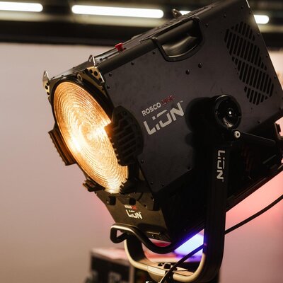 Projecteur Fresnel DMG Lion sur le stand Rosco DMG
 - Photo Katarzyna Średnicka

