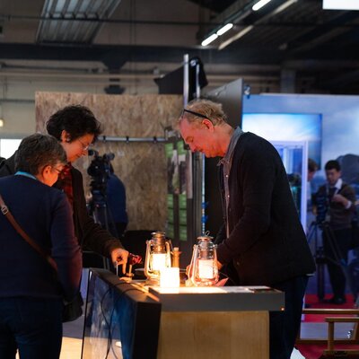 Henrik Moseid présente ses lampes tempête équipées de l’assemblage de LEDs Flame
 - Photo Lola Cacciarella

