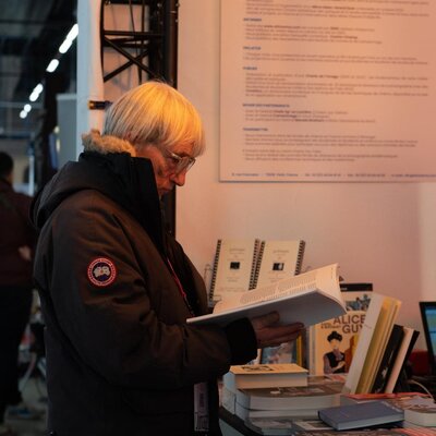 Eric Dumage à la librairie du stand AFC
 - Photo Lola Cacciarella

