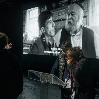 Réglage de la projection dans le Cube AFC : Régis Prosper, à gauche, et Michel Benjamin, au pupitre
 - Photo Marc Salomon

