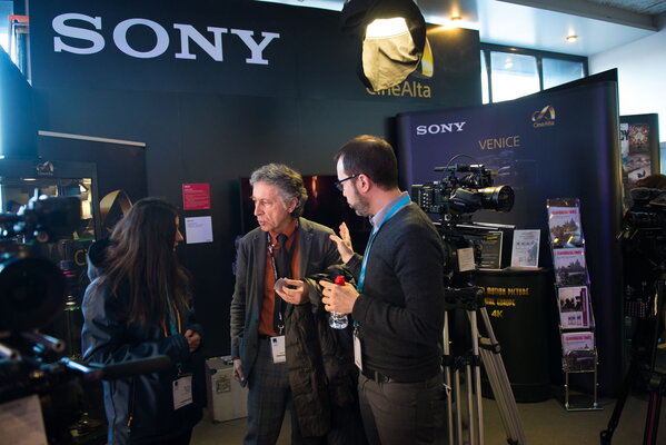 Florence Quintin, Luigi Angioloni et Fabien Pisano sur le stand Sony
 - Photo Romain Mathieu


