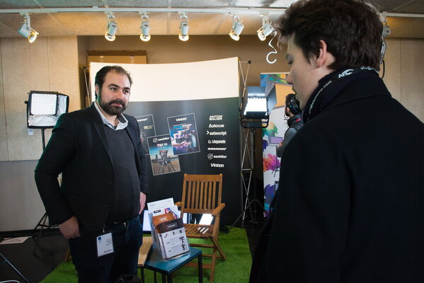 Yann Le Chanony et un visiteur sur le stand Vitec Videocom
 - Photo Romain Mathieu

