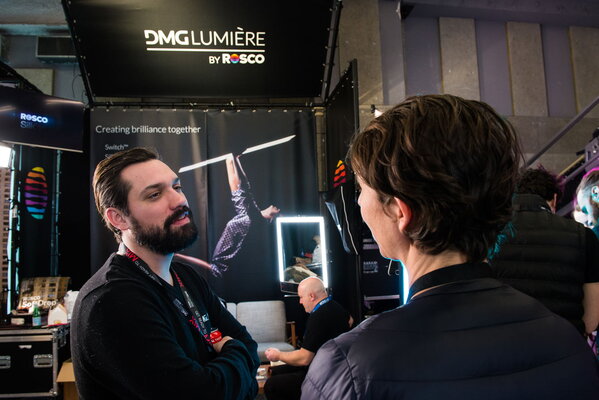 Nicolas Goerg et une visiteuse sur le stand DMG Lumière
 - Photo Romain Mathieu

