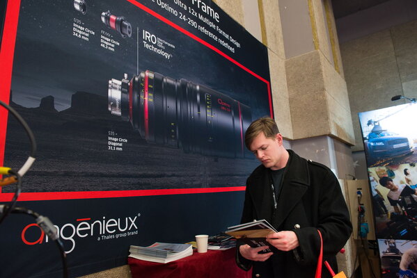 Un visiteur intéressé sur le stand Angénieux
 - Photo Romain Mathieu

