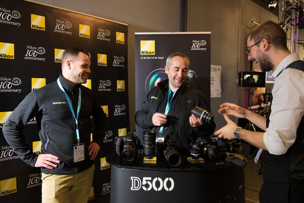 Christophe Jacob et Ludovic Drean, au centre, sur le stand Nikon
 - Photo Romain Mathieu

