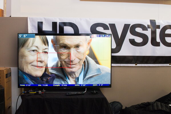 Howard Preston et une visiteuse sur le stand HD Systems, au 72 mm à 2,8
 - Photo Romain Mathieu

