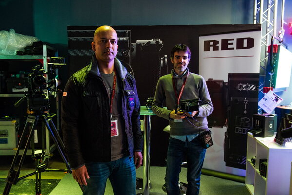 Anoop Shinh, à gauche, sur le stand RED Digital Cinema
 - Photo Romain Mathieu

