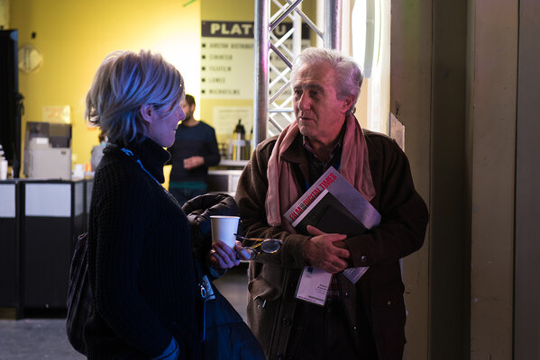Robert Alazraki et une visiteuse aux abords des plateaux 3 et 4
 - Photo Romain Mathieu

