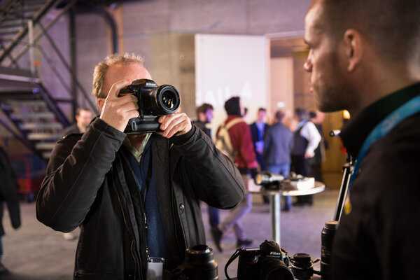 Un visiteur, Nikon D5 en mains, sous l’œil attentif de Christophe Jacob
 - Photo Claire-Lise Havet

