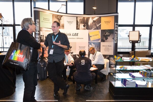 Nicolas Fiegel, à droite au 1er plan, et un visiteur sur le stand Lee Filters
 - Photo Claire-Lise Havet

