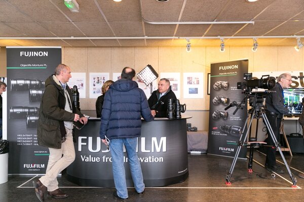 Gilles Ginestet, à droite, sur le stand Fujifilm
 - Photo Claire-Lise Havet

