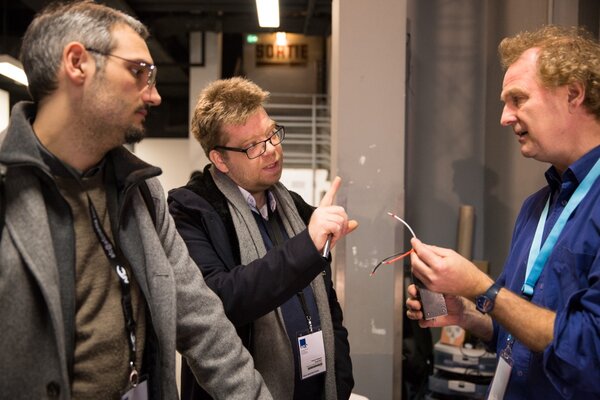 Yoann Paquier, au centre, discute avec Henrik Moseid, en compagnie d’un visiteur
 - Photo Claire-Lise Havet

