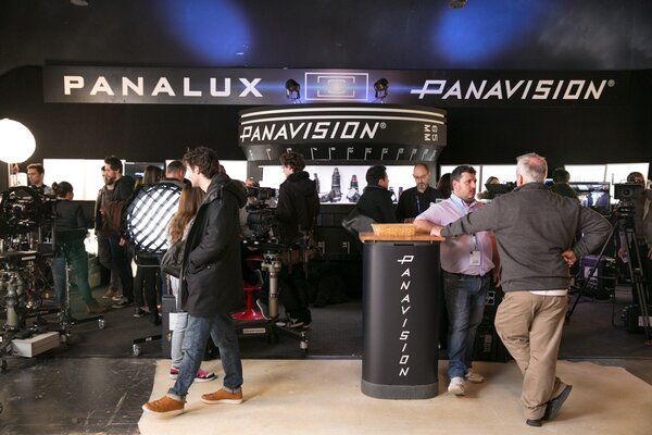 Christophe Grisetto, accoudé, Paul Blanchon, de dos, et le stand Panavision - Panalux
 - Photo Claire-Lise Havet

