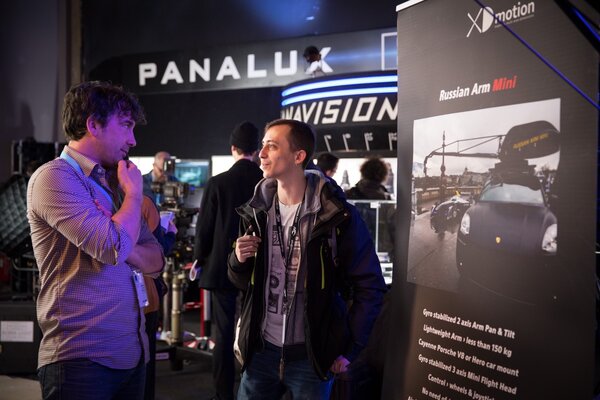 Alexandre Massot et un visiteur sur le stand XD motion
 - Photo Claire-Lise Havet

