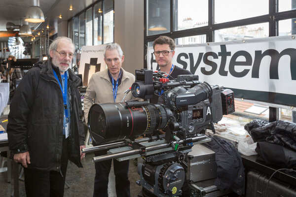 Hervé Theys, Howard Preston et Nicolas Pollacchi, derrière une Sony F65 équipée d’un Angénieux Optimo 24-290 mm et du système Preston Cinema LR2
 Photo Romain Bassenne
